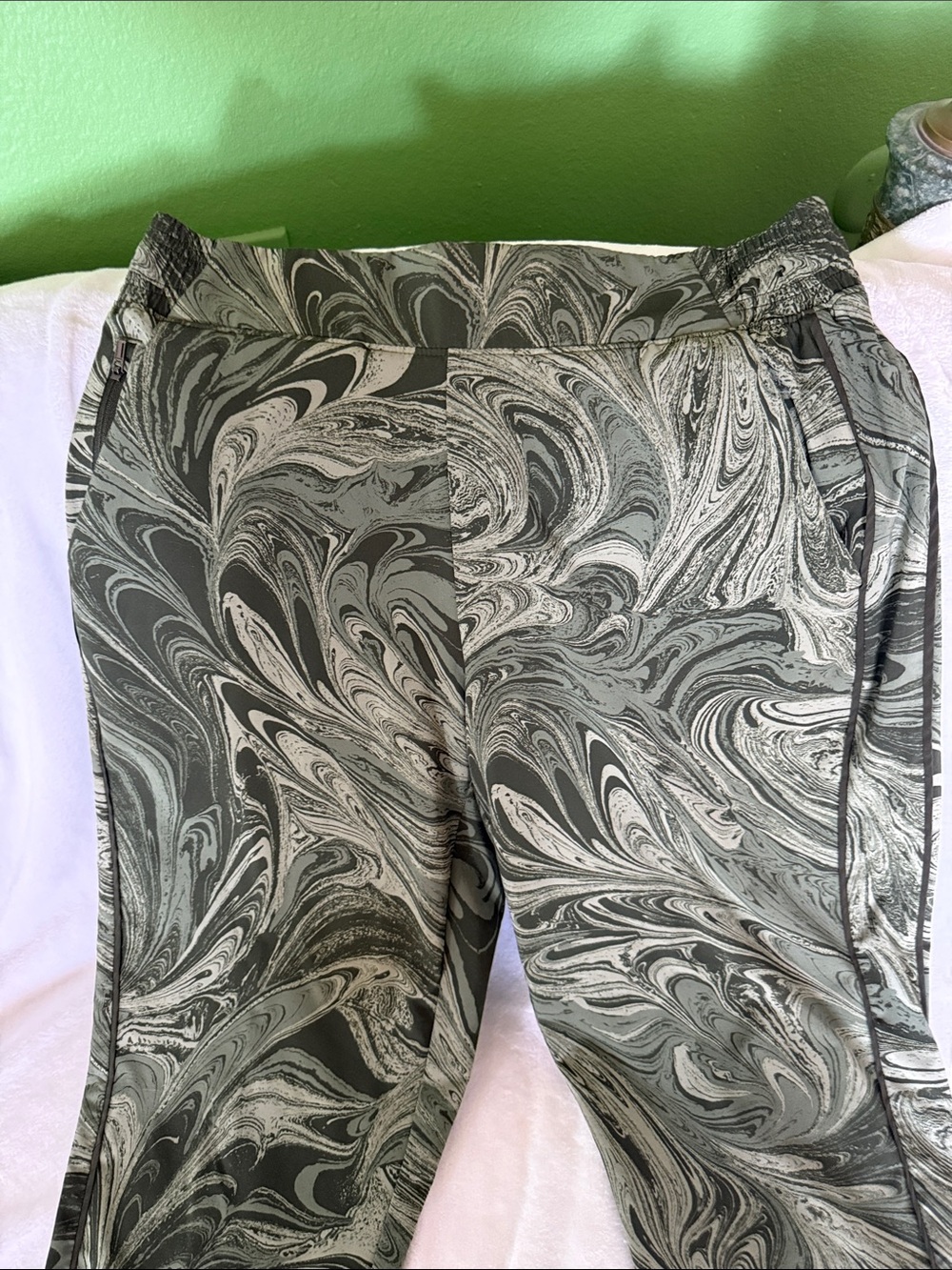 Athleta Geen Swirl-Print Joggers